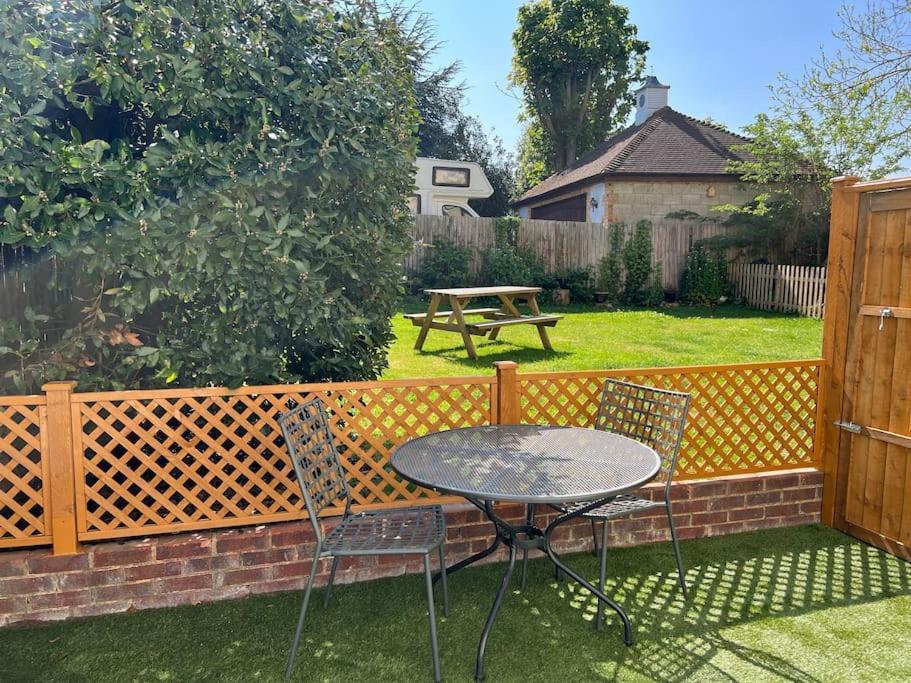 Cosy Coach House Garden Apartment By The Sea, Own Entrance Door, Garden Terrace With Exclusive Rear Door Access & Free Reserved Parking Space Only 2 Mtrs From Your Apt Door! Early Checkin From 3Pm And Late Check Out Till 11Am Available! Broadstairs Bagian luar foto
