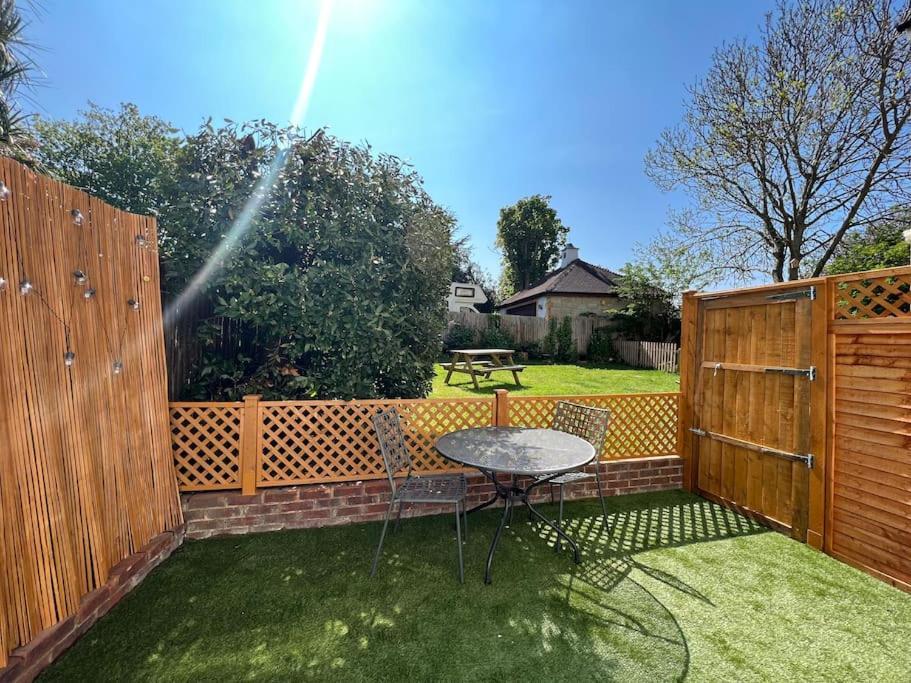 Cosy Coach House Garden Apartment By The Sea, Own Entrance Door, Garden Terrace With Exclusive Rear Door Access & Free Reserved Parking Space Only 2 Mtrs From Your Apt Door! Early Checkin From 3Pm And Late Check Out Till 11Am Available! Broadstairs Bagian luar foto
