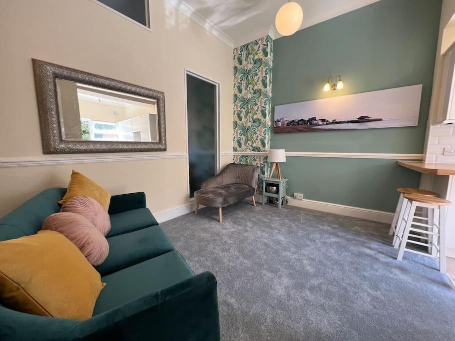 Cosy Coach House Garden Apartment By The Sea, Own Entrance Door, Garden Terrace With Exclusive Rear Door Access & Free Reserved Parking Space Only 2 Mtrs From Your Apt Door! Early Checkin From 3Pm And Late Check Out Till 11Am Available! Broadstairs Bagian luar foto