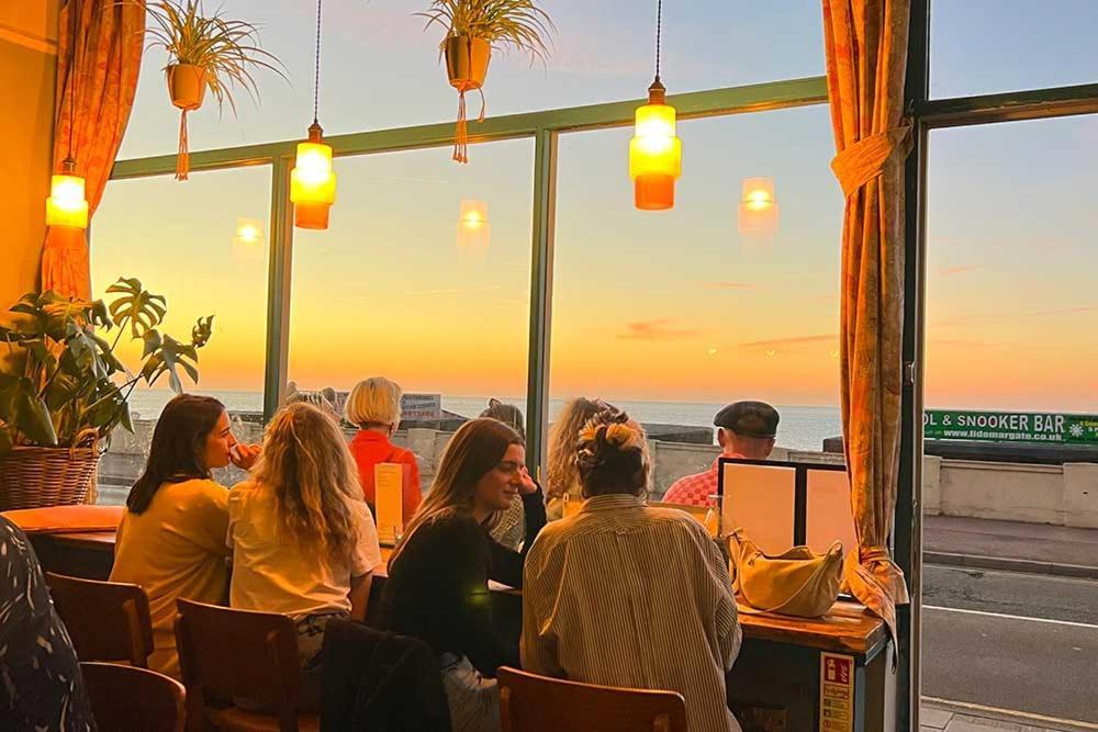 Cosy Coach House Garden Apartment By The Sea, Own Entrance Door, Garden Terrace With Exclusive Rear Door Access & Free Reserved Parking Space Only 2 Mtrs From Your Apt Door! Early Checkin From 3Pm And Late Check Out Till 11Am Available! Broadstairs Bagian luar foto