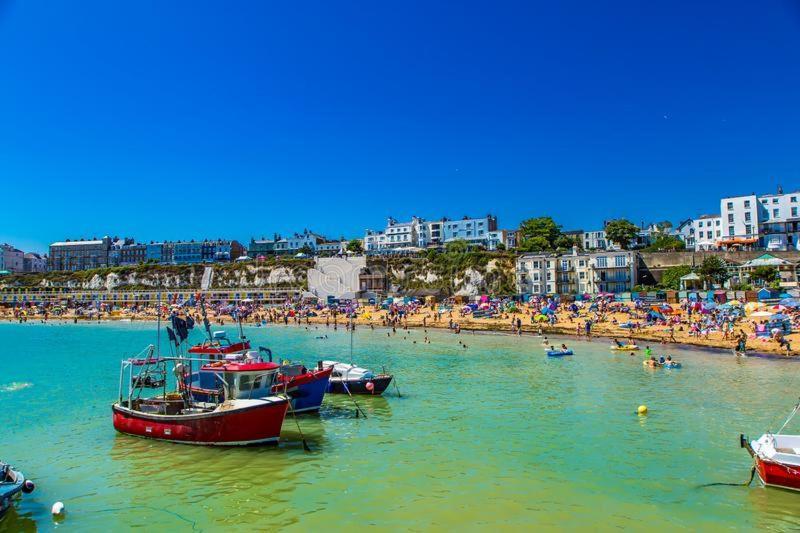 Cosy Coach House Garden Apartment By The Sea, Own Entrance Door, Garden Terrace With Exclusive Rear Door Access & Free Reserved Parking Space Only 2 Mtrs From Your Apt Door! Early Checkin From 3Pm And Late Check Out Till 11Am Available! Broadstairs Bagian luar foto
