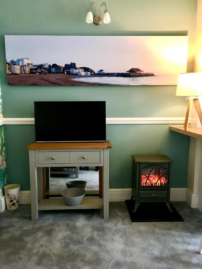 Cosy Coach House Garden Apartment By The Sea, Own Entrance Door, Garden Terrace With Exclusive Rear Door Access & Free Reserved Parking Space Only 2 Mtrs From Your Apt Door! Early Checkin From 3Pm And Late Check Out Till 11Am Available! Broadstairs Bagian luar foto